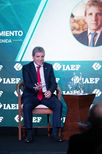 El ministro de Economía defendió la apertura de la economía